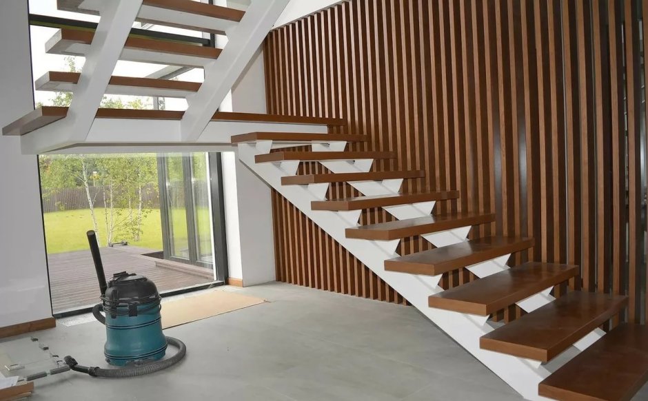 Обшить железную лестницу