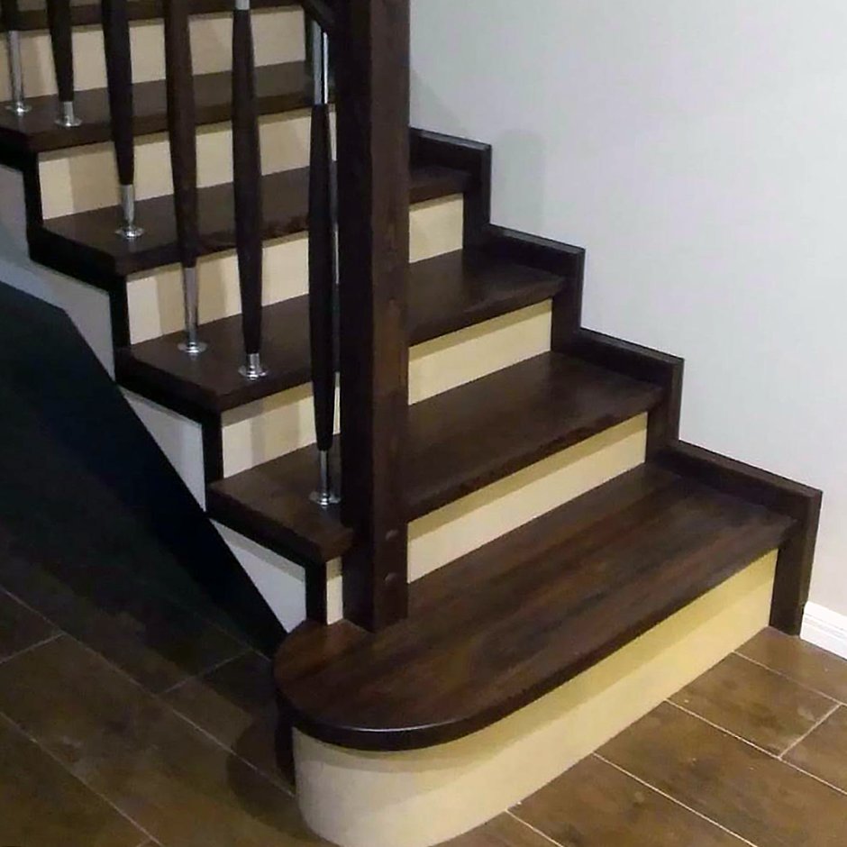 Лестница на металлическом каркасе обшитая