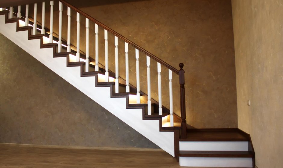 Металлическая лестница обшитая деревом