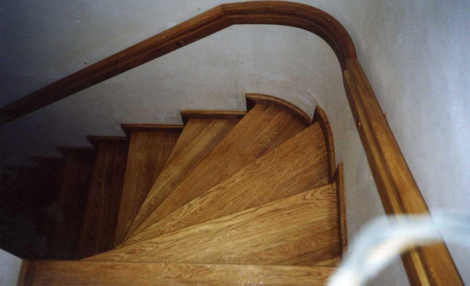 Отделка лестницы деревом