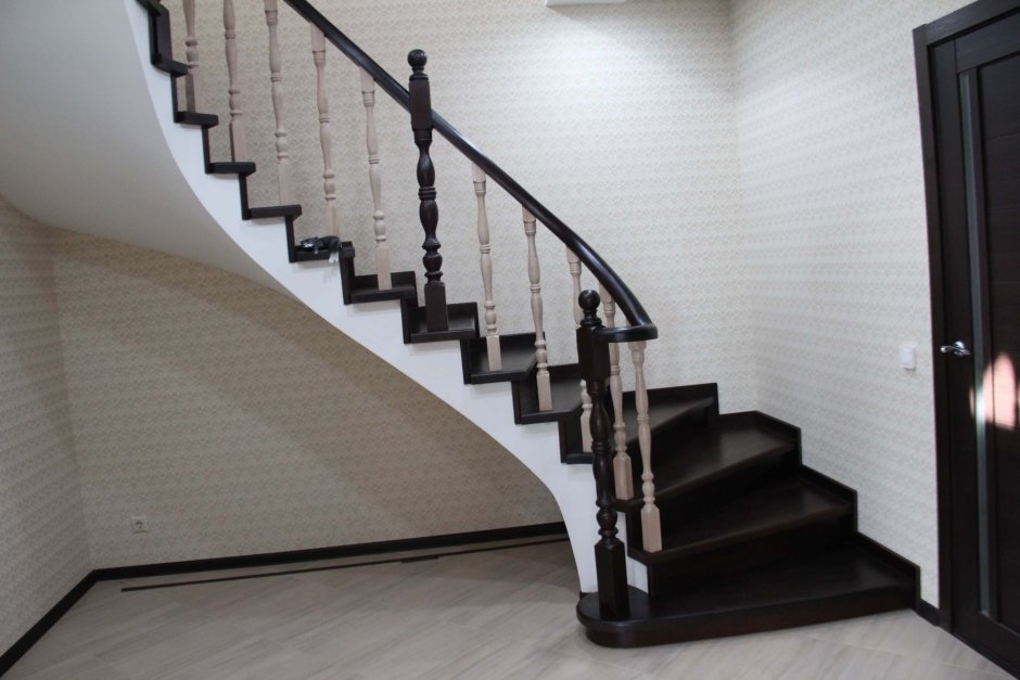 Металлическая лестница обшитая деревом