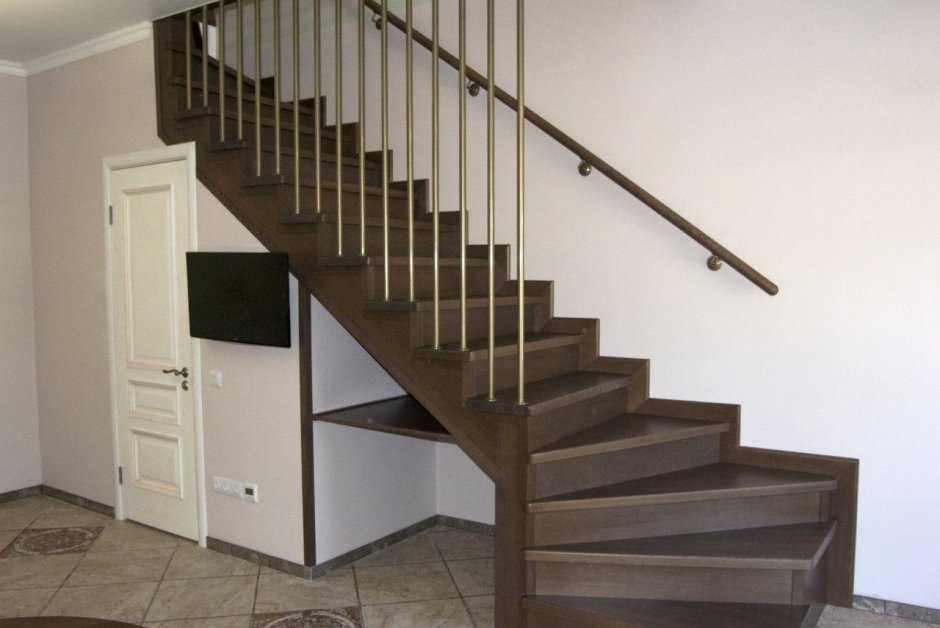 Отделка лестницы деревом