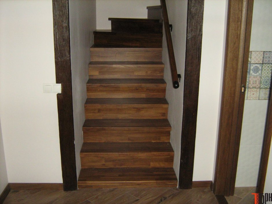 Отделка каркасной лестницы деревом