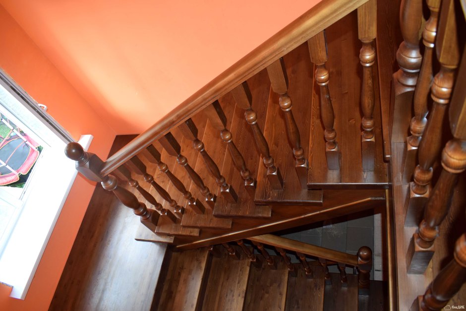 Отделка лестницы деревом на металлическом каркасе