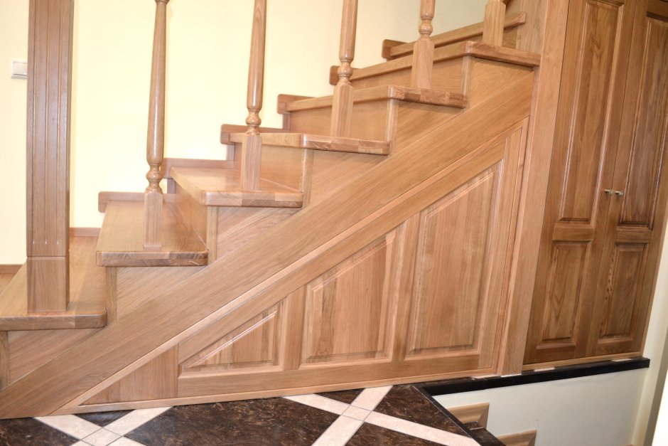 Металлическая лестница обшитая деревом