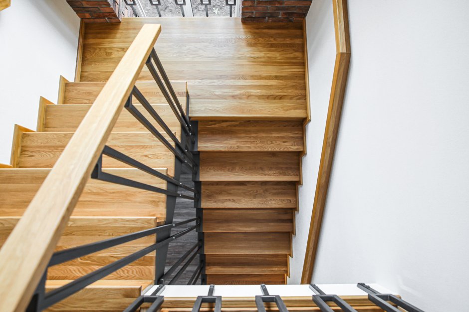 Металлическая лестница обшитая деревом