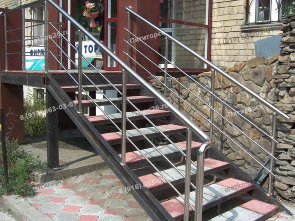 Лестница входная металлическая