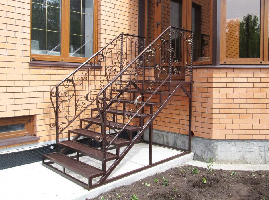 Лестница уличная с поворотом из металла на крыльцо