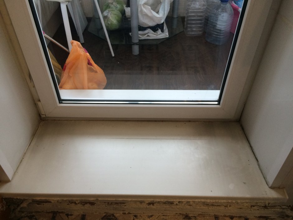 Пластиковый порог для балконной двери