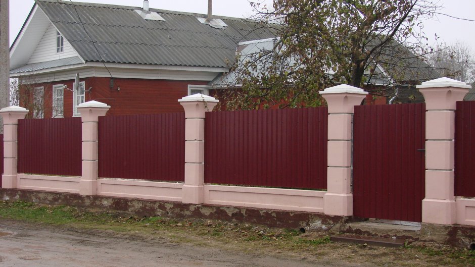 Кедрал сайдинг на заборе