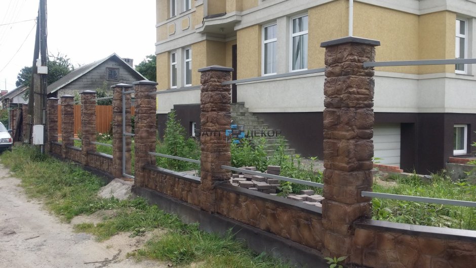 Забор из кирпича