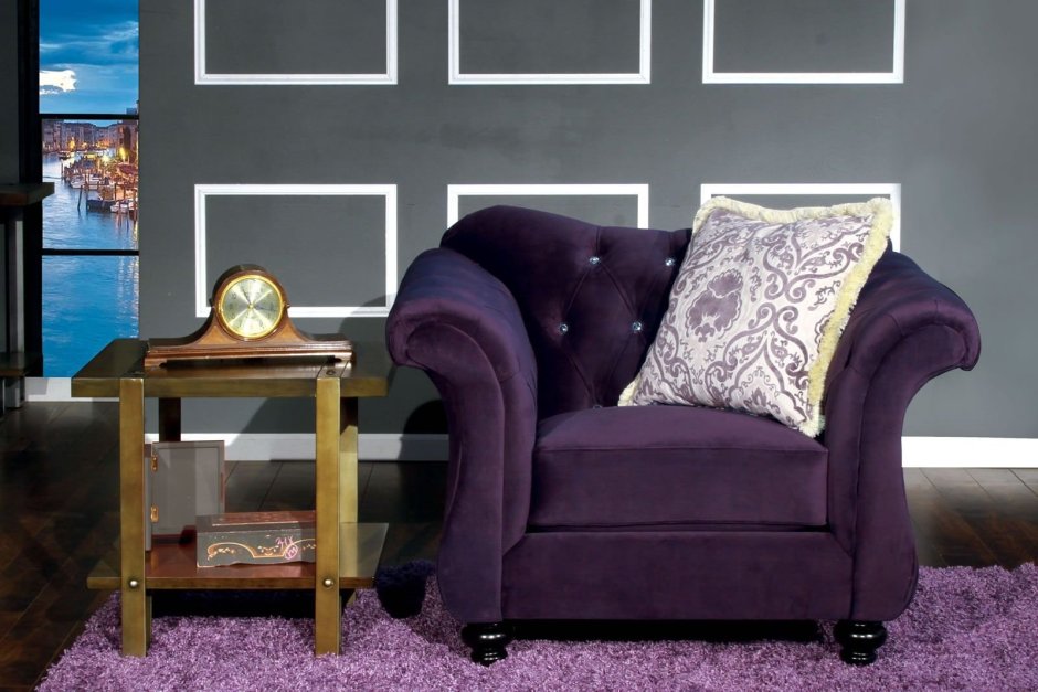 Сочетание цветов в интерьере с фиолетовым диваном