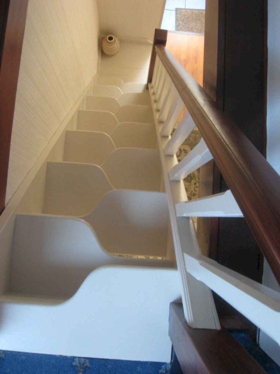 Одномаршевая лестница на косоурах