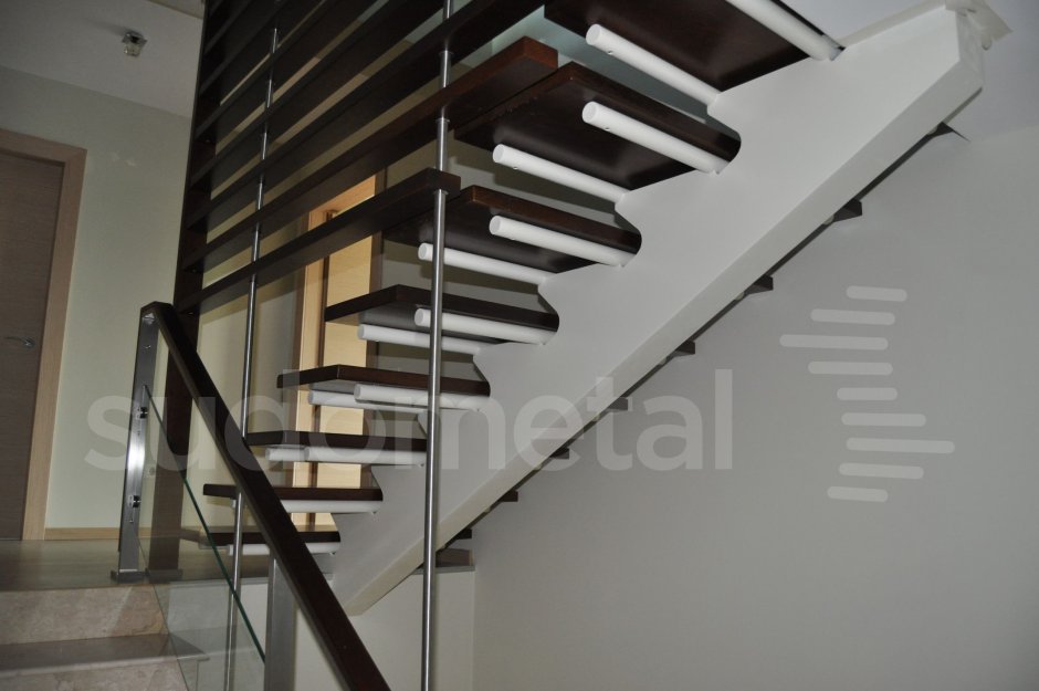 Лестница на второй этаж из полубревна