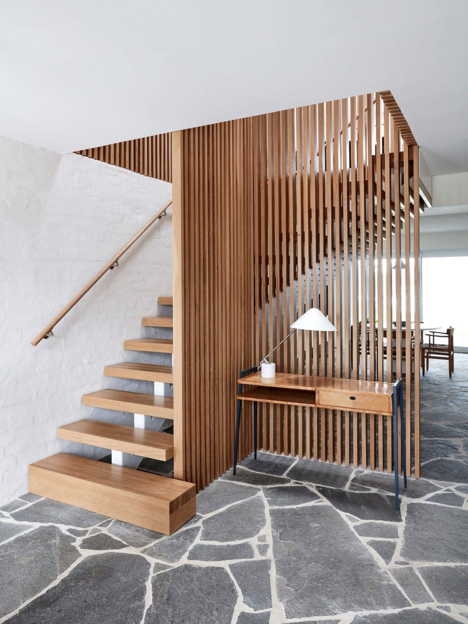 Деревянная лестница для полотенец в интерьере