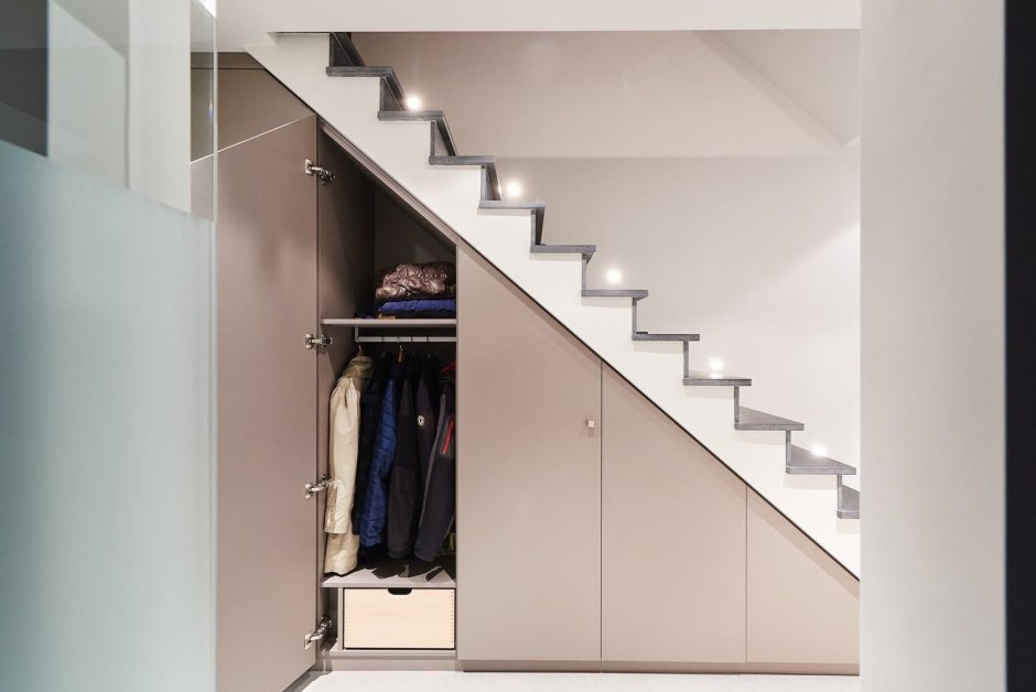 Шкаф-гардеробная под лестницей