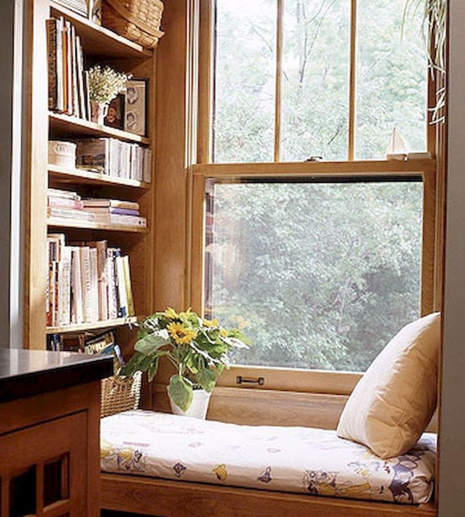 Книжный стеллаж у окна