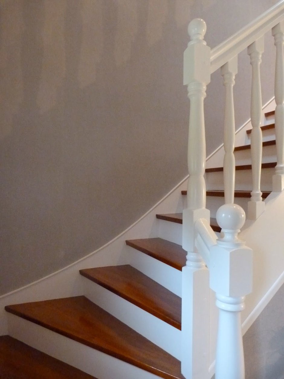 Белая краска для лестницы деревянной