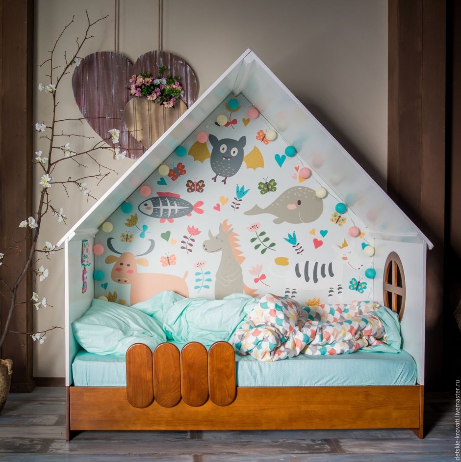 Интерьер детской комнаты с кроватью домиком