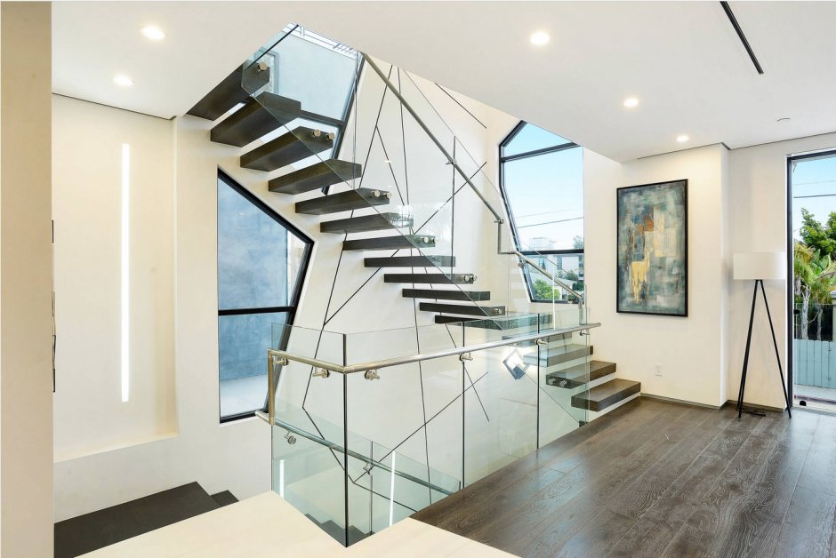 Лестница со стеклянными перилами и площадкой