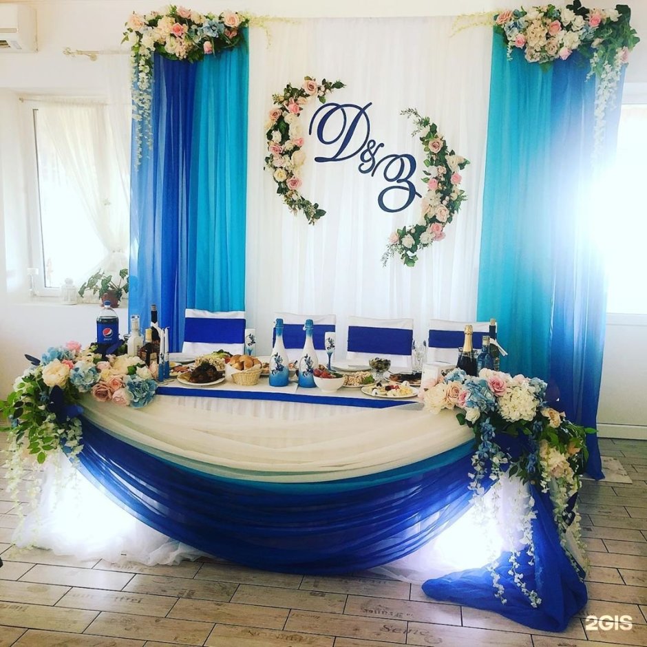 Большой свадебный зал в бело-синих цветах