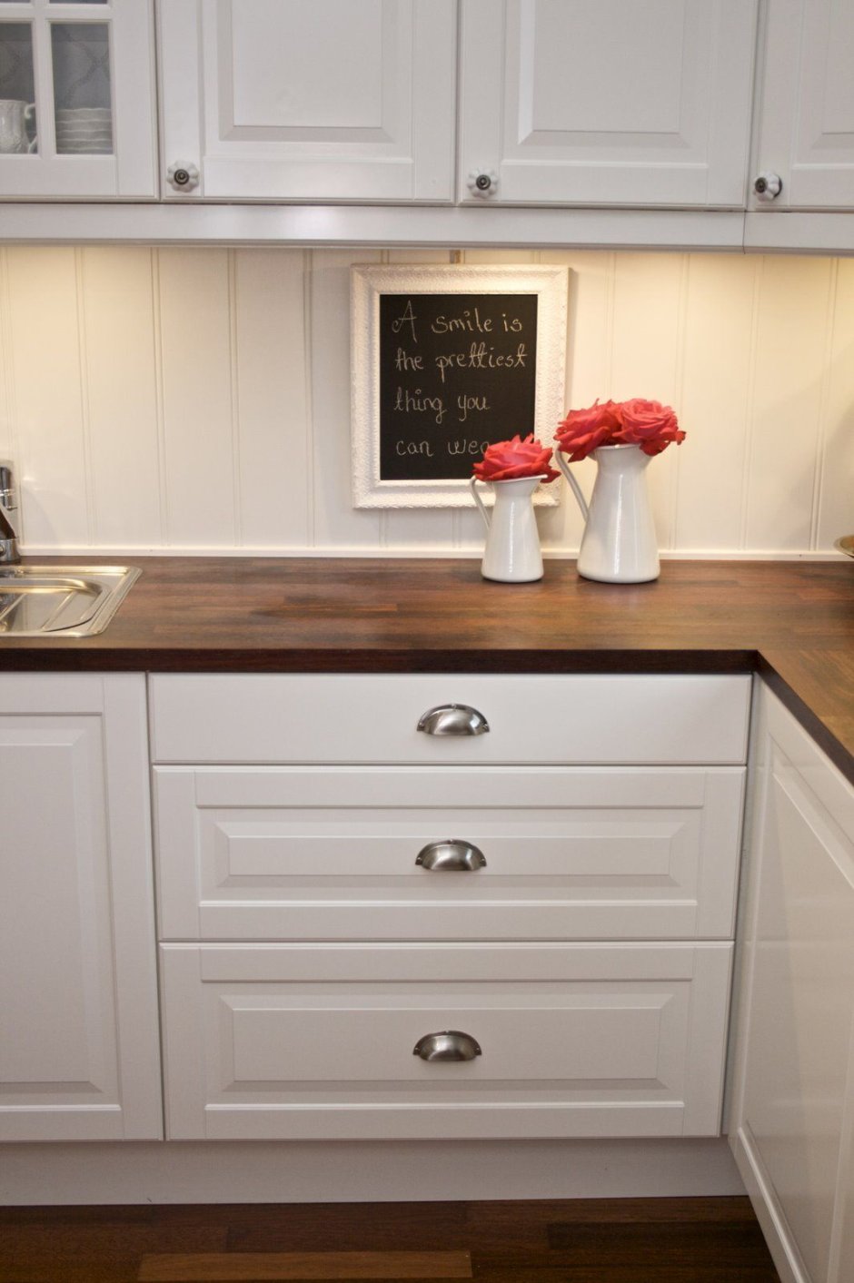 Кухонный фартук для белой кухни с деревянной столешницей