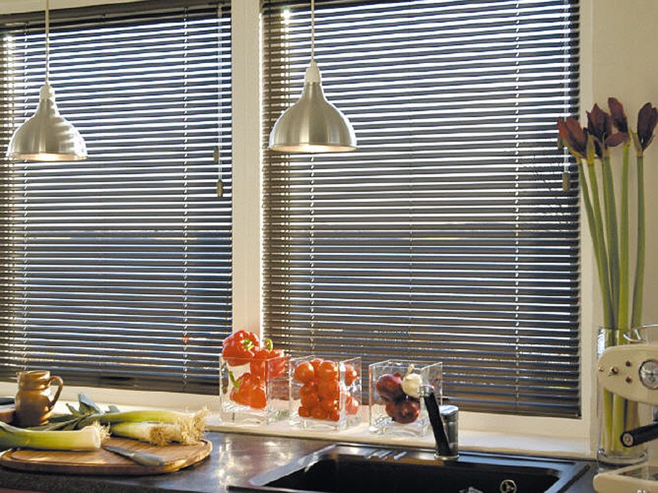 Жалюзи на пластиковые окна на кухню