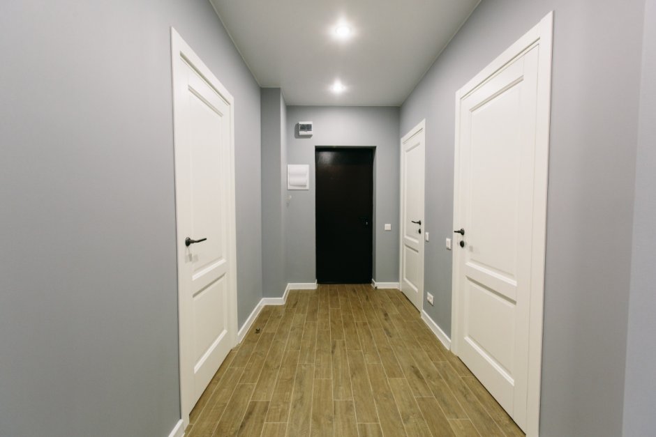 Серый коридор с белыми плинтусами