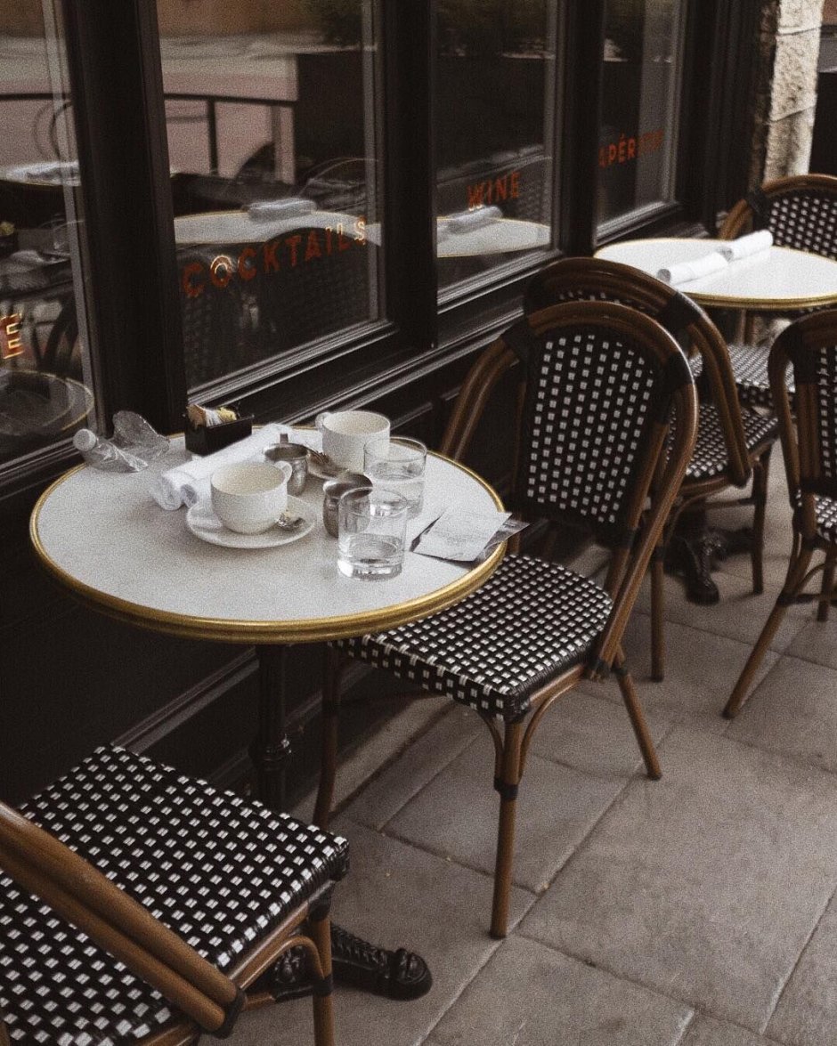 Столик в парижском кафе
