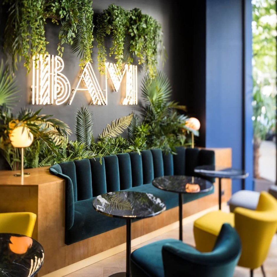 Растения в интерьере кафе