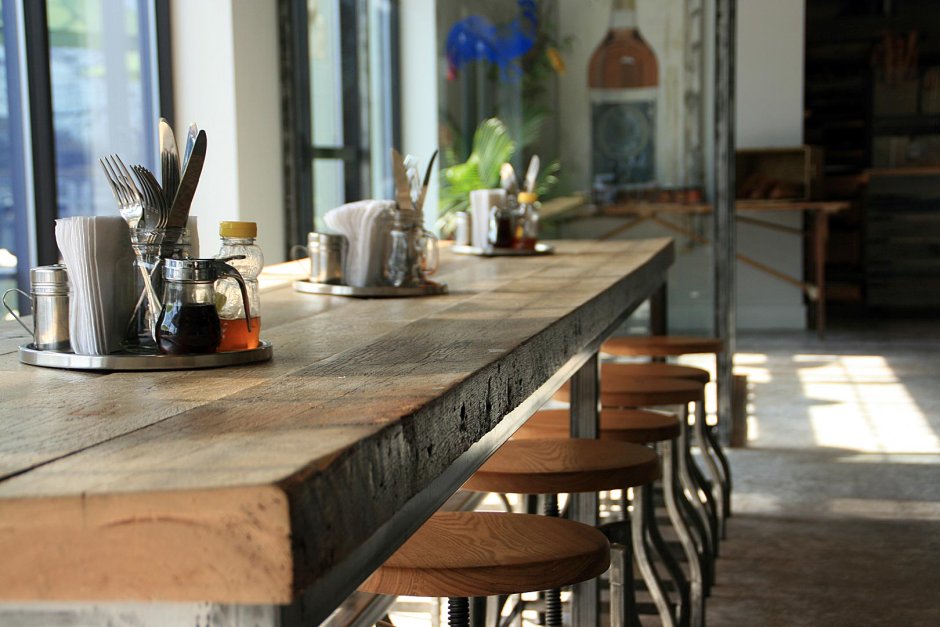 Деревянный стол для кофейни