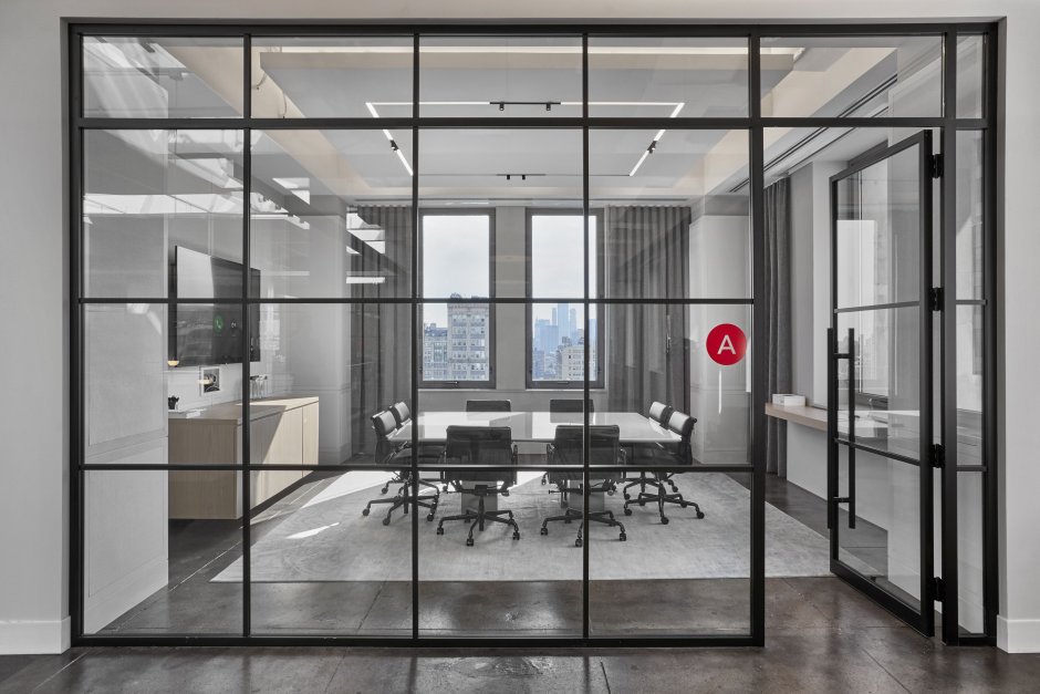 Дизайн офиса со стеклянными перегородками