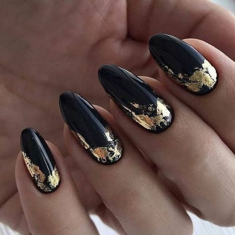 Черные мраморные ногти с золотом