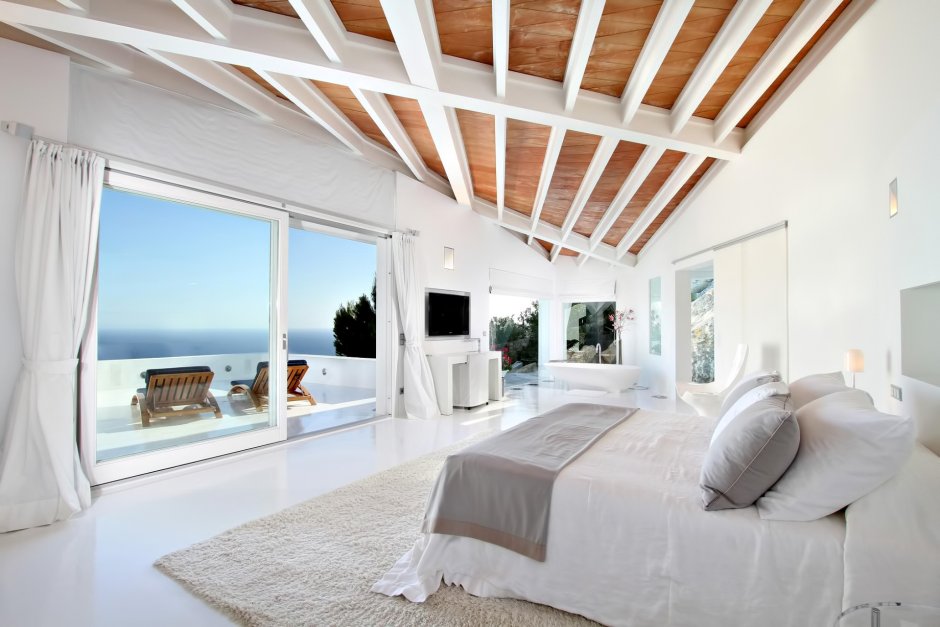 Белая спальня с видом на море