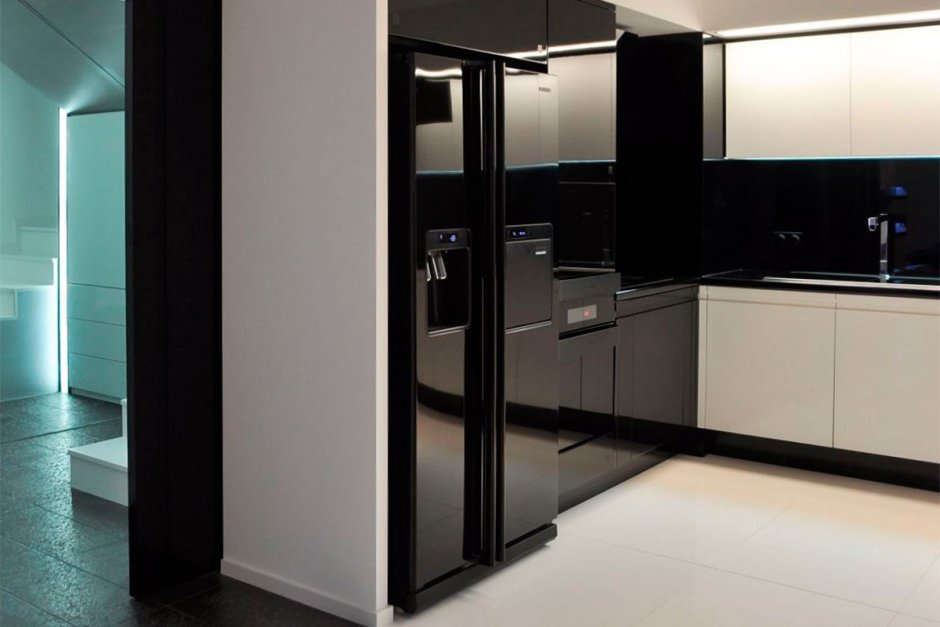 Кухня с серым холодильником
