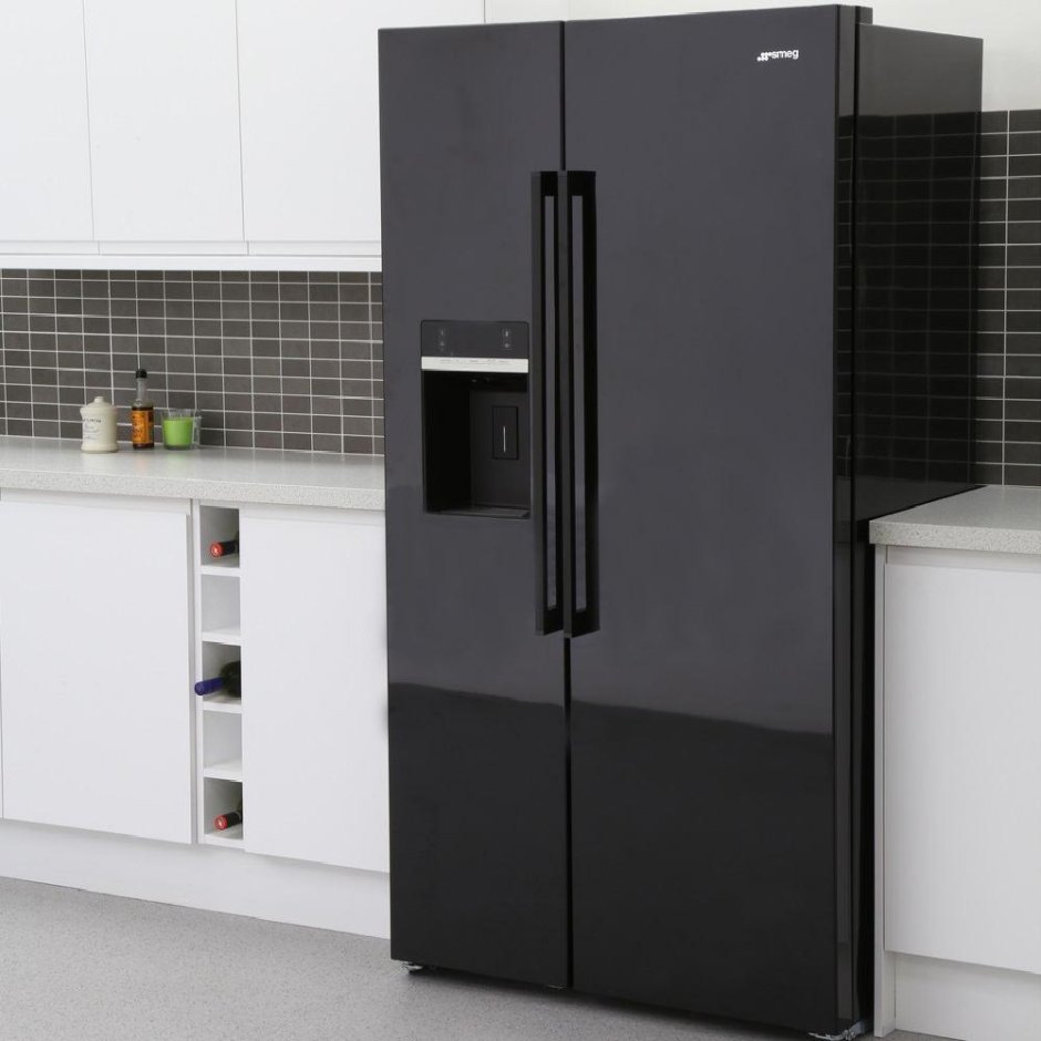 Встроенный холодильник черный