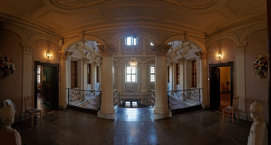 Парадная лестница в Дворце Меньшикова Санкт-Петербург