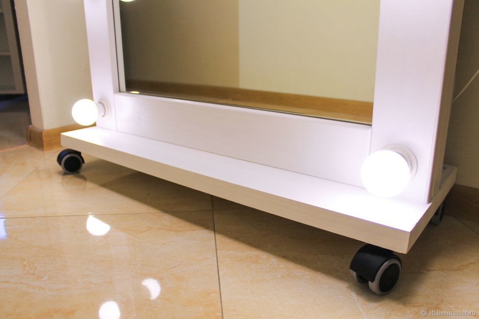 Зеркало с подсветкой напольное на колесиках