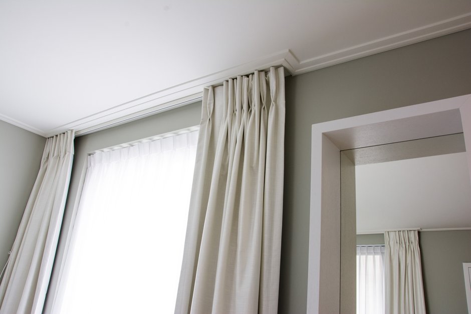 Полосатые шторы в интерьере спальни
