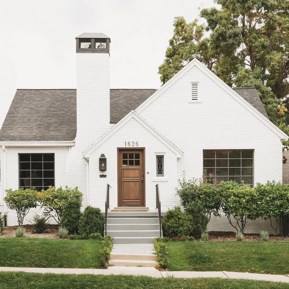 Белый кирпичный домик