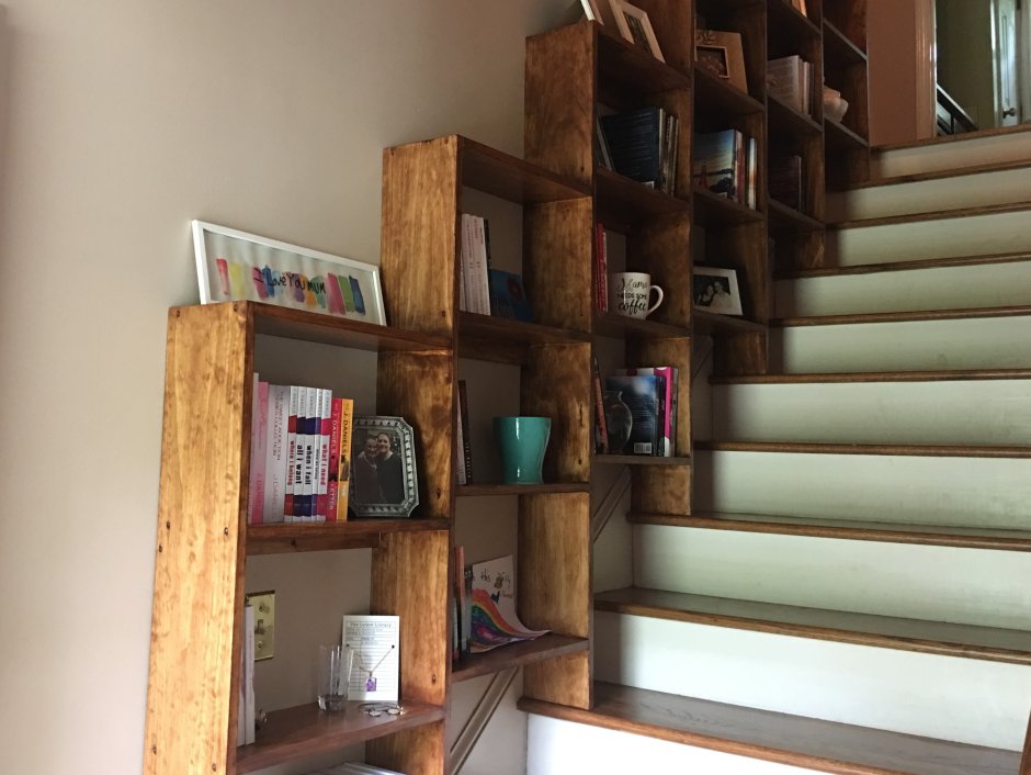 Книжные полки вдоль лестницы