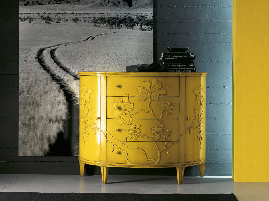 Красный винтажный комод