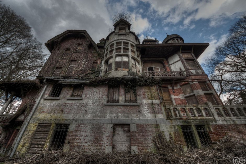 Colimaçon Manor, France abandoned Mansion