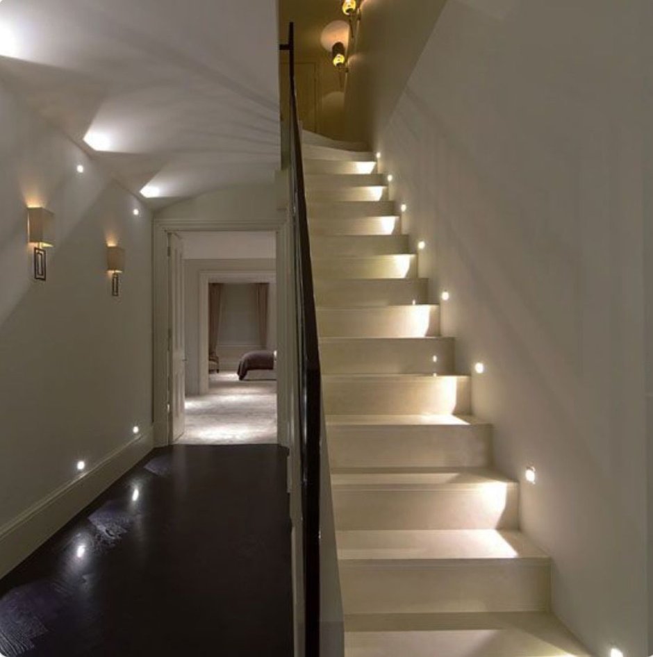 Лампочки вдоль лестницы