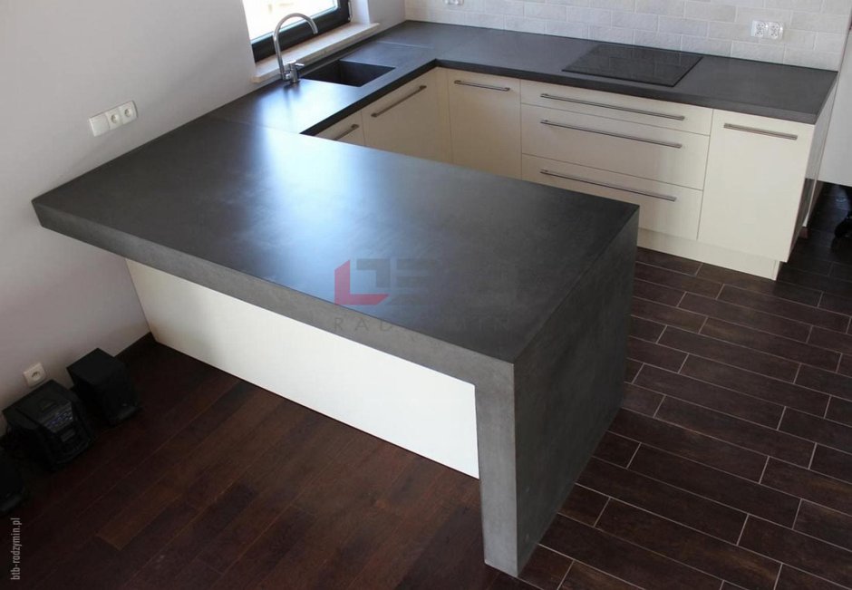 Кухонный стол со столешницей под бетон
