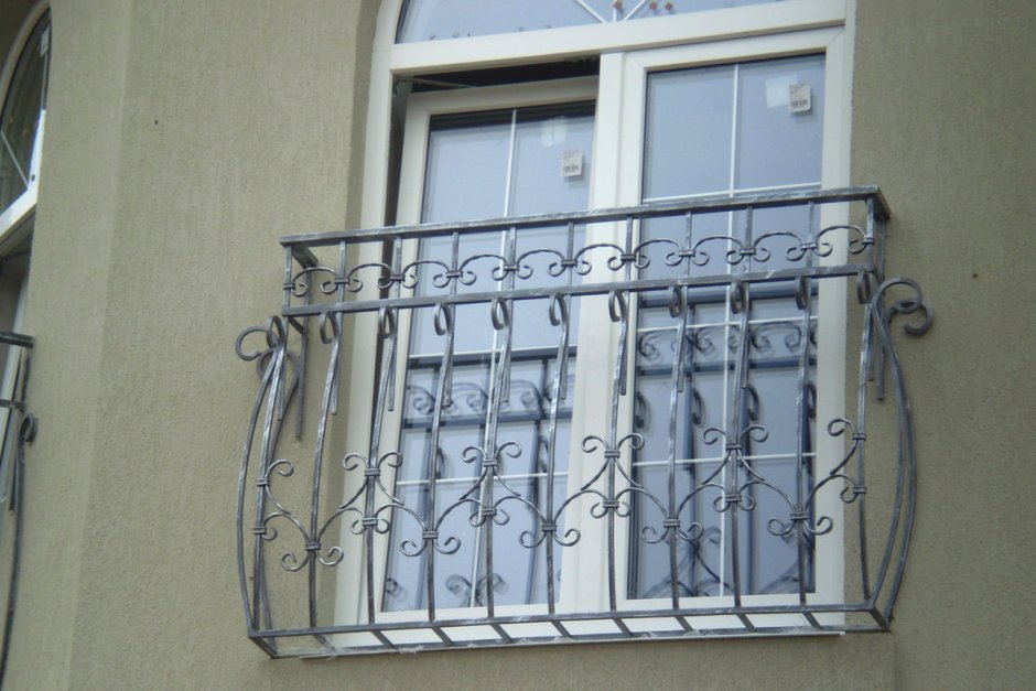 Окна Рехау с решеткой
