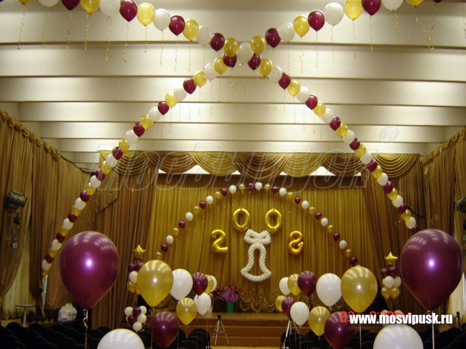 Украшение зала шарами на выпускной