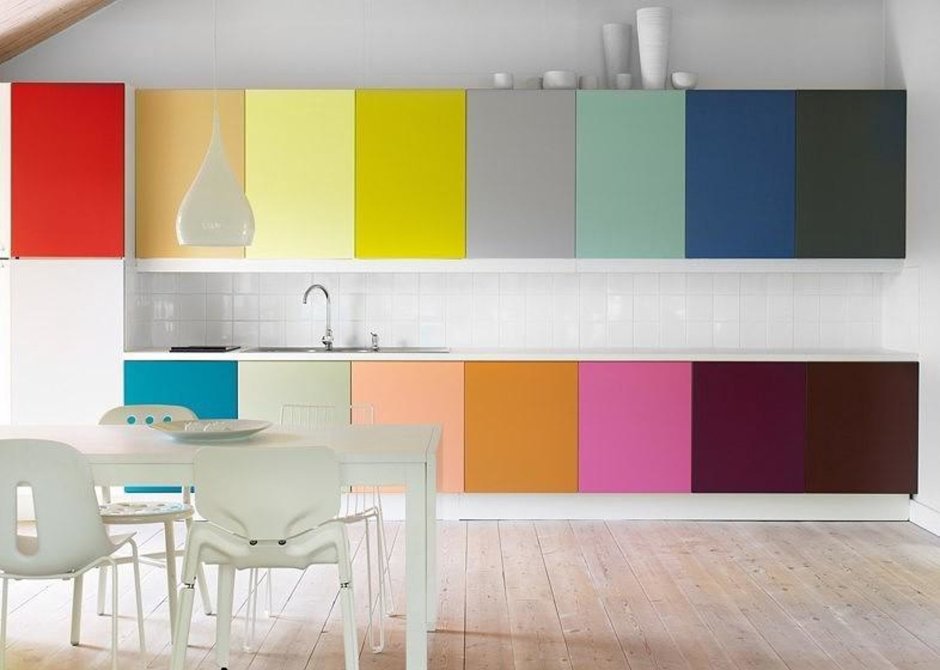 Кухни с цветными фасадами