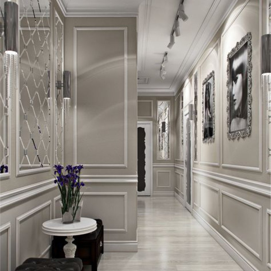 Молдинг в коридоре в современном стиле серого цвета
