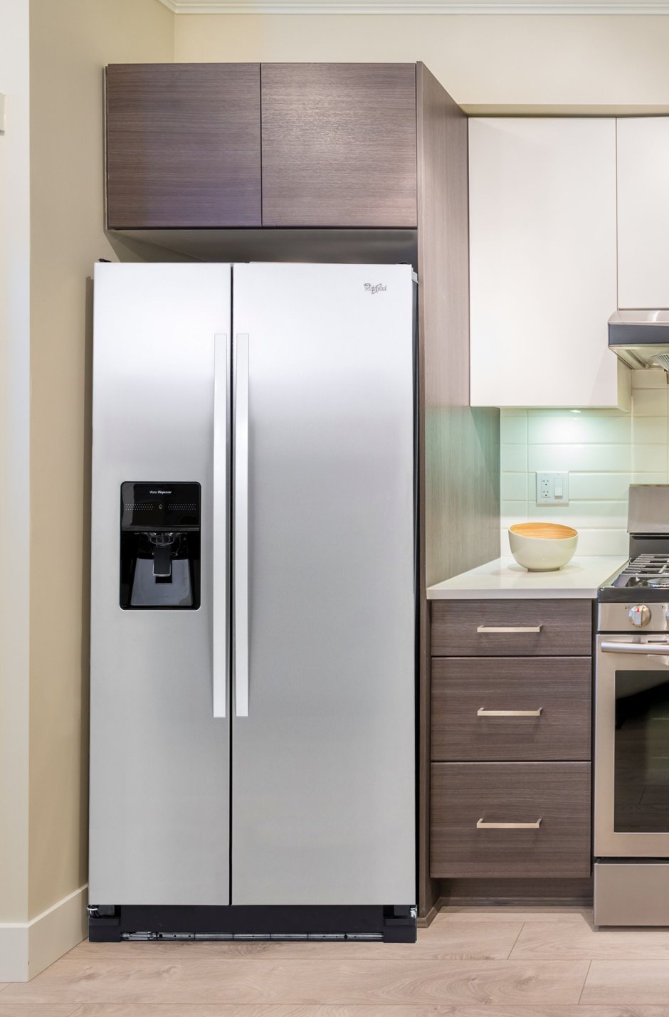 Кухня со встроенным холодильником